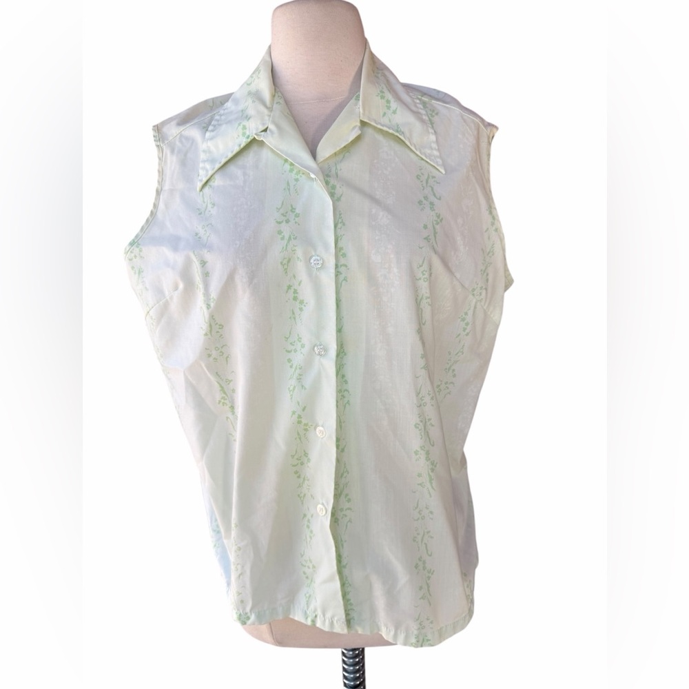 1970s Miss K Pale Green w/Green Ditsy Floral Poly/Cotton Dagger Collar Sleevele